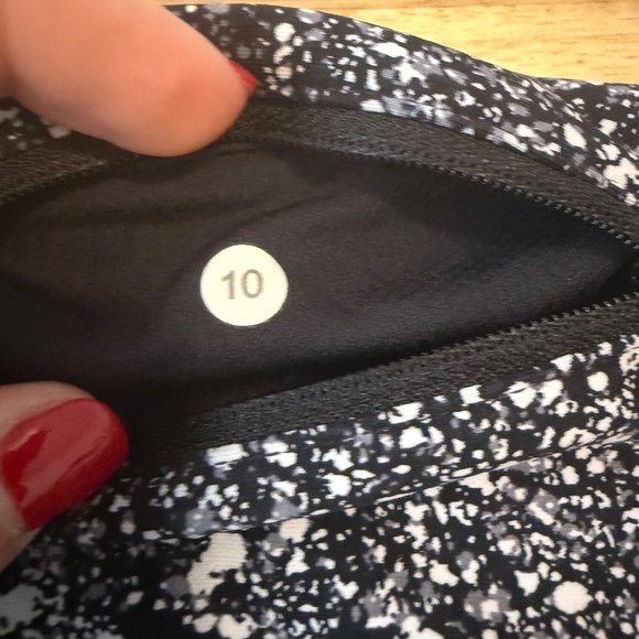 Lululemon scalloped bottom leggings - Picture 2 of 6